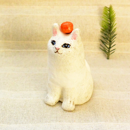 ネコの鏡餅（B）オーブン陶芸 白猫 ネコ餅 みかん付 置き物 お正月の