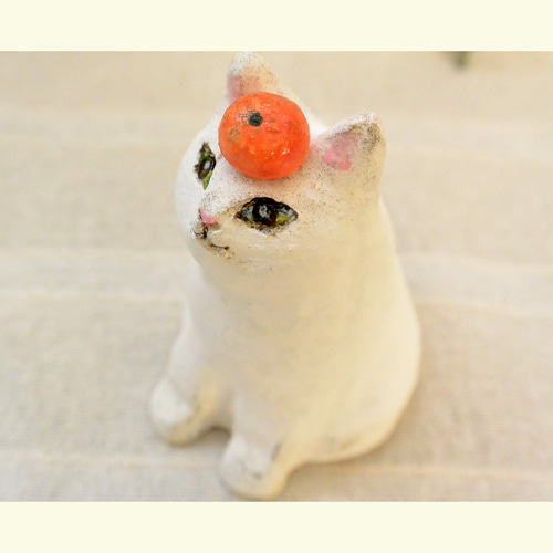 ネコの鏡餅（C）オーブン陶芸 白猫 ネコ餅 みかん付 置き物