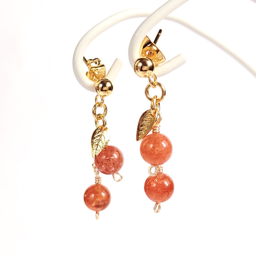 小さな赤い木の実の耳飾り 太陽の石・サンストーン ピアス 耳が痛く