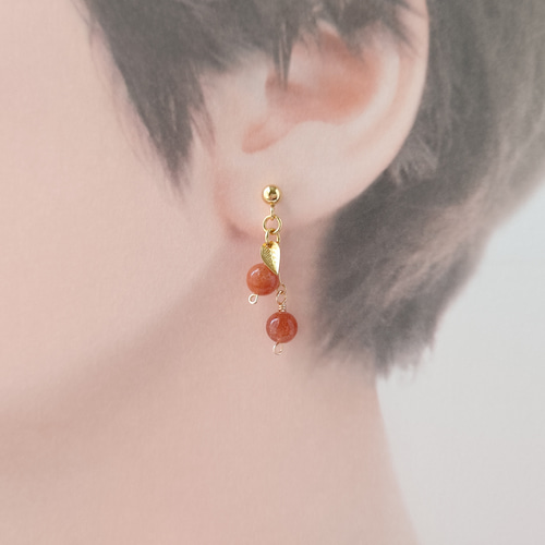 小さな赤い木の実の耳飾り 太陽の石・サンストーン ピアス 耳が痛く