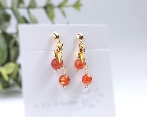 小さな赤い木の実の耳飾り 太陽の石・サンストーン ピアス 耳が痛く