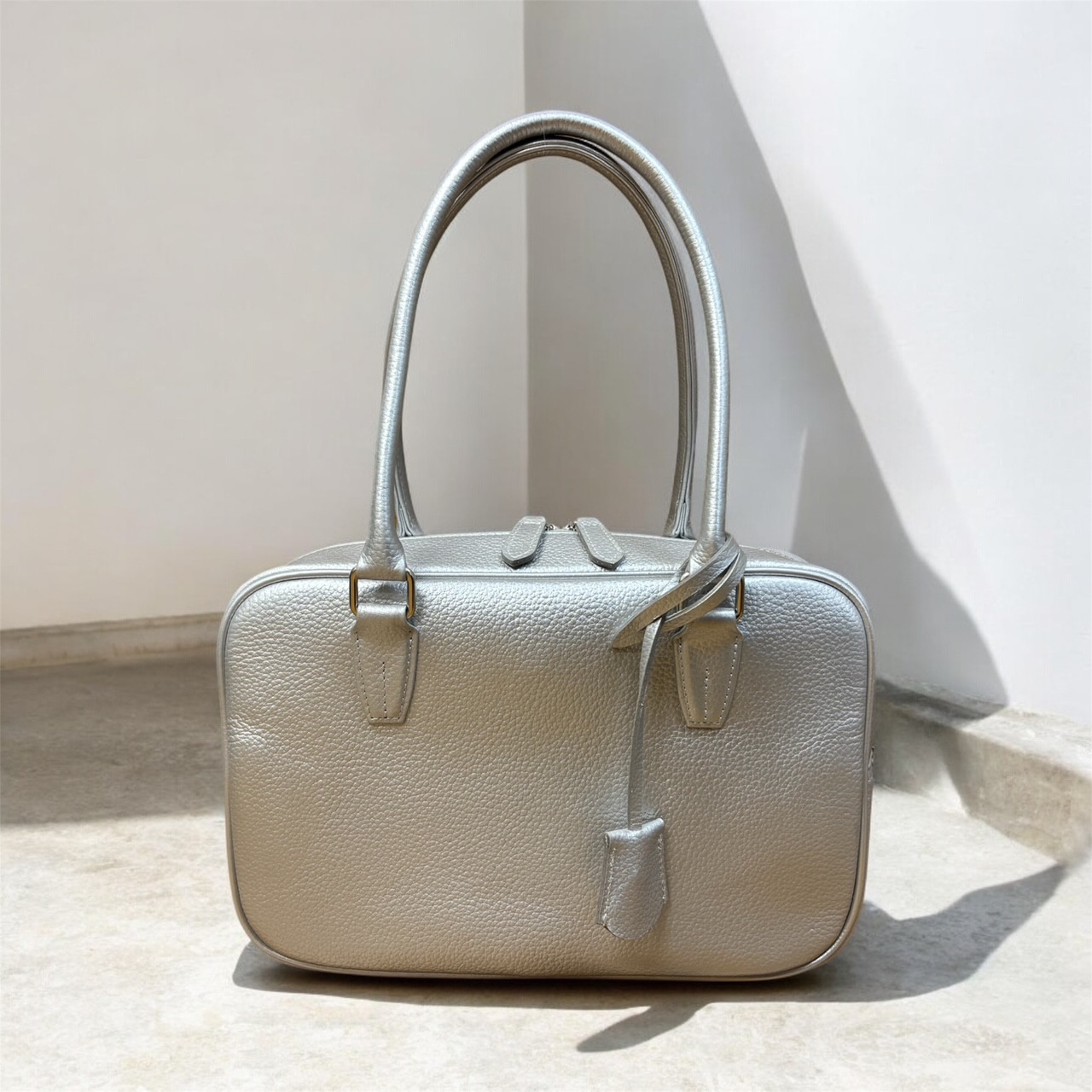 【日本製】本革シュリンクレザー 軽量 Nスクエアボストン ファスナー開閉 キーチャーム付 人気シリーズ シルバーメタ