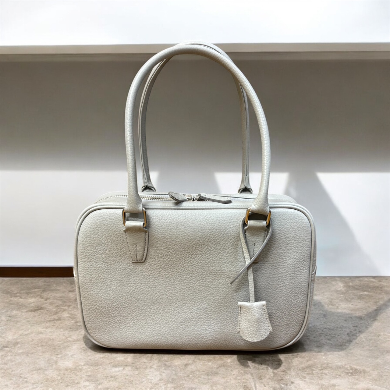 【日本製】本革シュリンクレザー 軽量 Nスクエアボストン ファスナー開閉 キーチャーム付 人気シリーズ ライトグレー