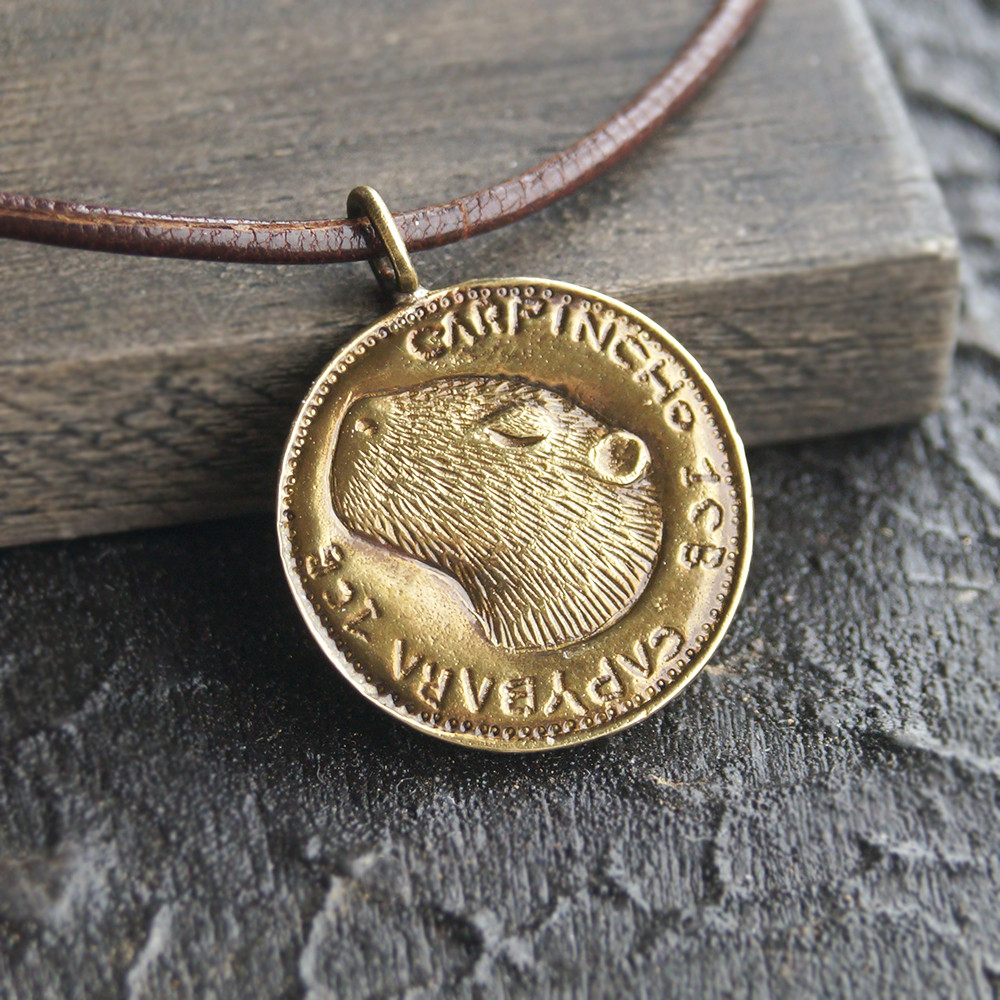 【受注制作】カピバラのアンティーク調メダルペンダント ゴールド