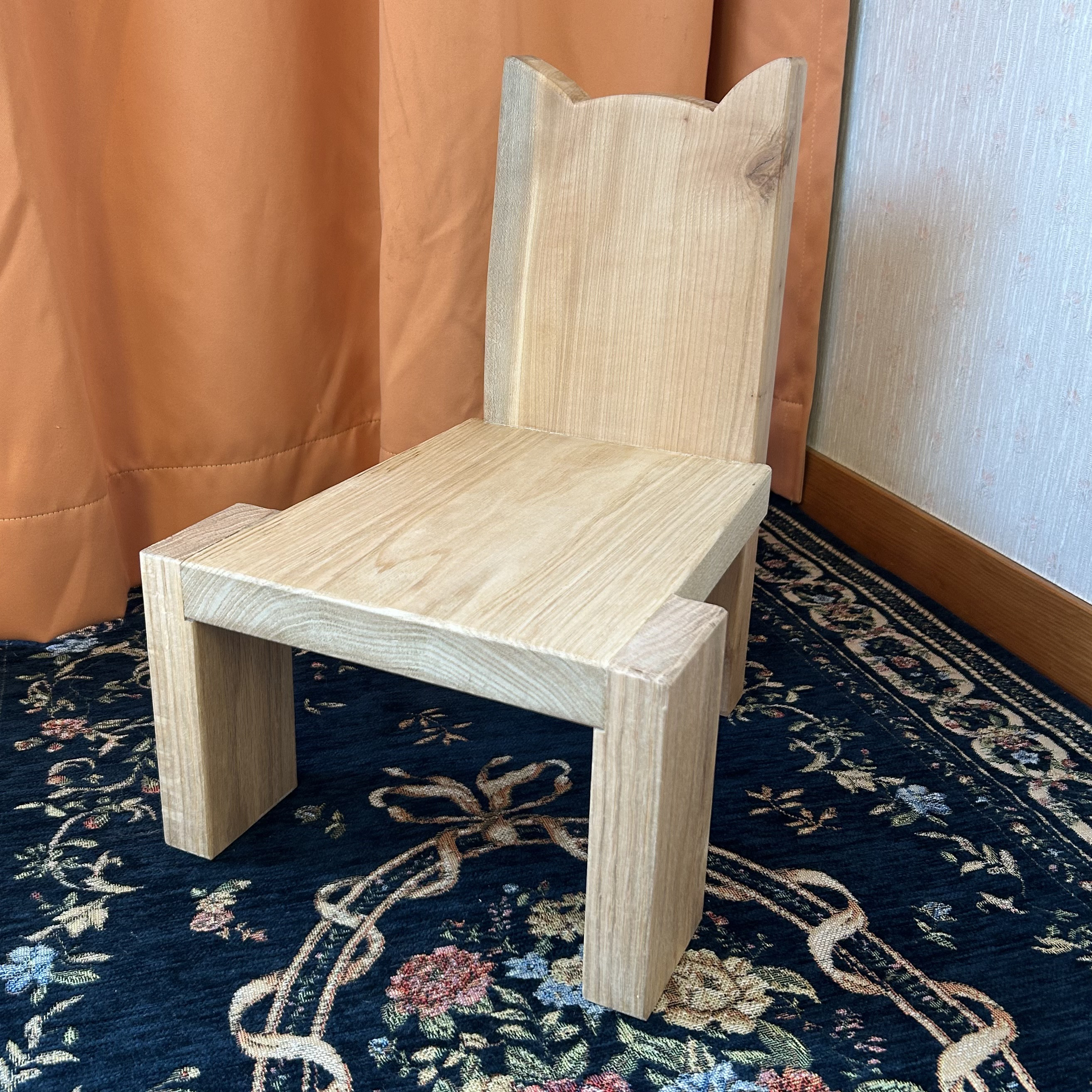 かわいい耳がついた森の木椅子（koisu) 2nd N0.01 無垢椅子　子供椅子　飾り椅子