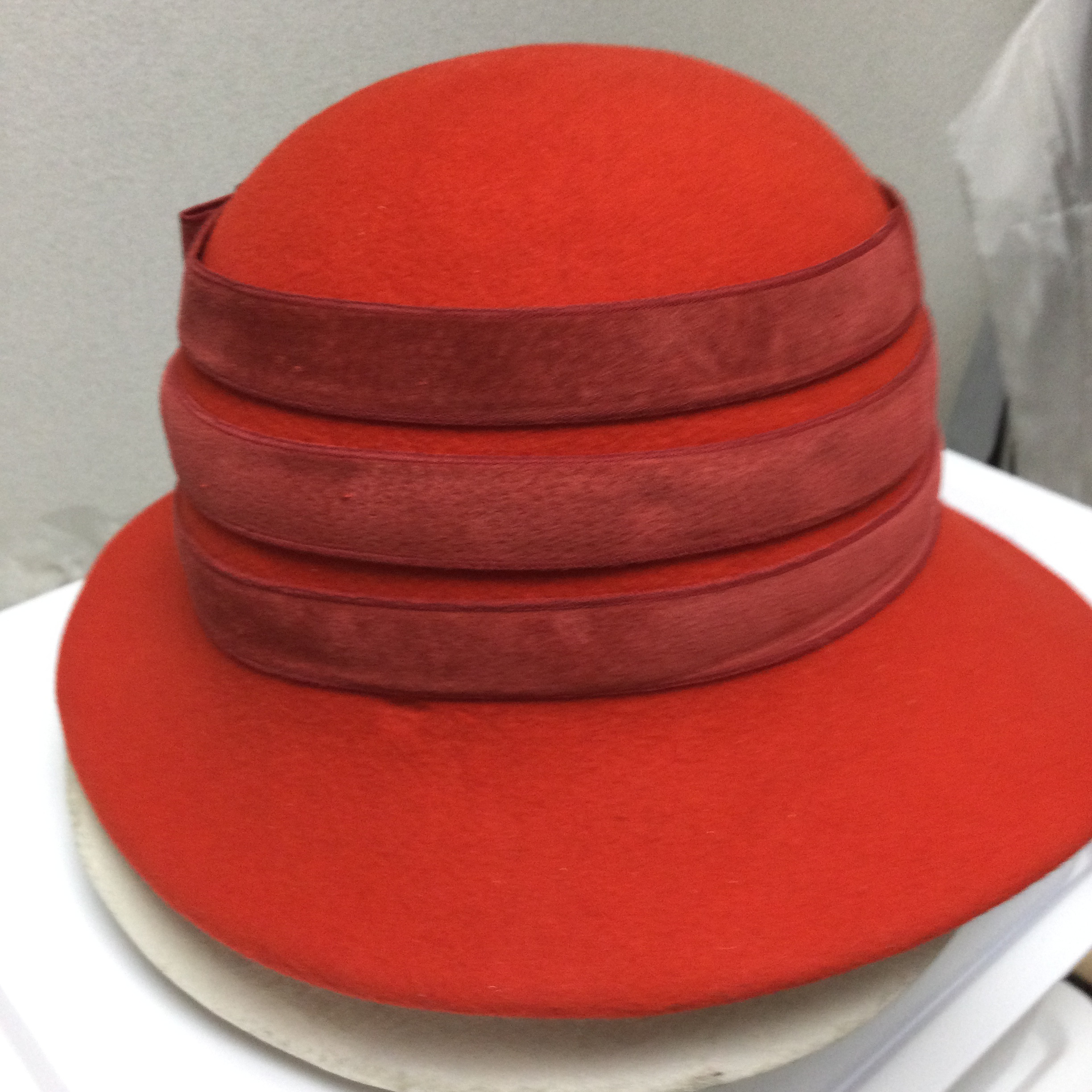 赤いベロアフェルトのクロッシェ