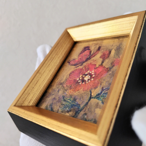 額付き原画)蝶とアネモネ 高級感のある金彩 アート 赤 手のひら