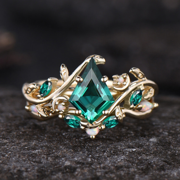 ユニークなリーフリング ムーンリング 5月の誕生石 エメラルド