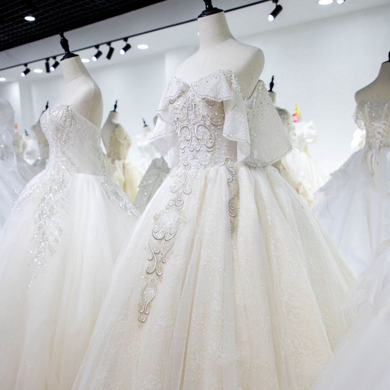 結婚式 高級ウェディングドレス キラキラ 手縫いスパンコール パール　プリンセスラインC09