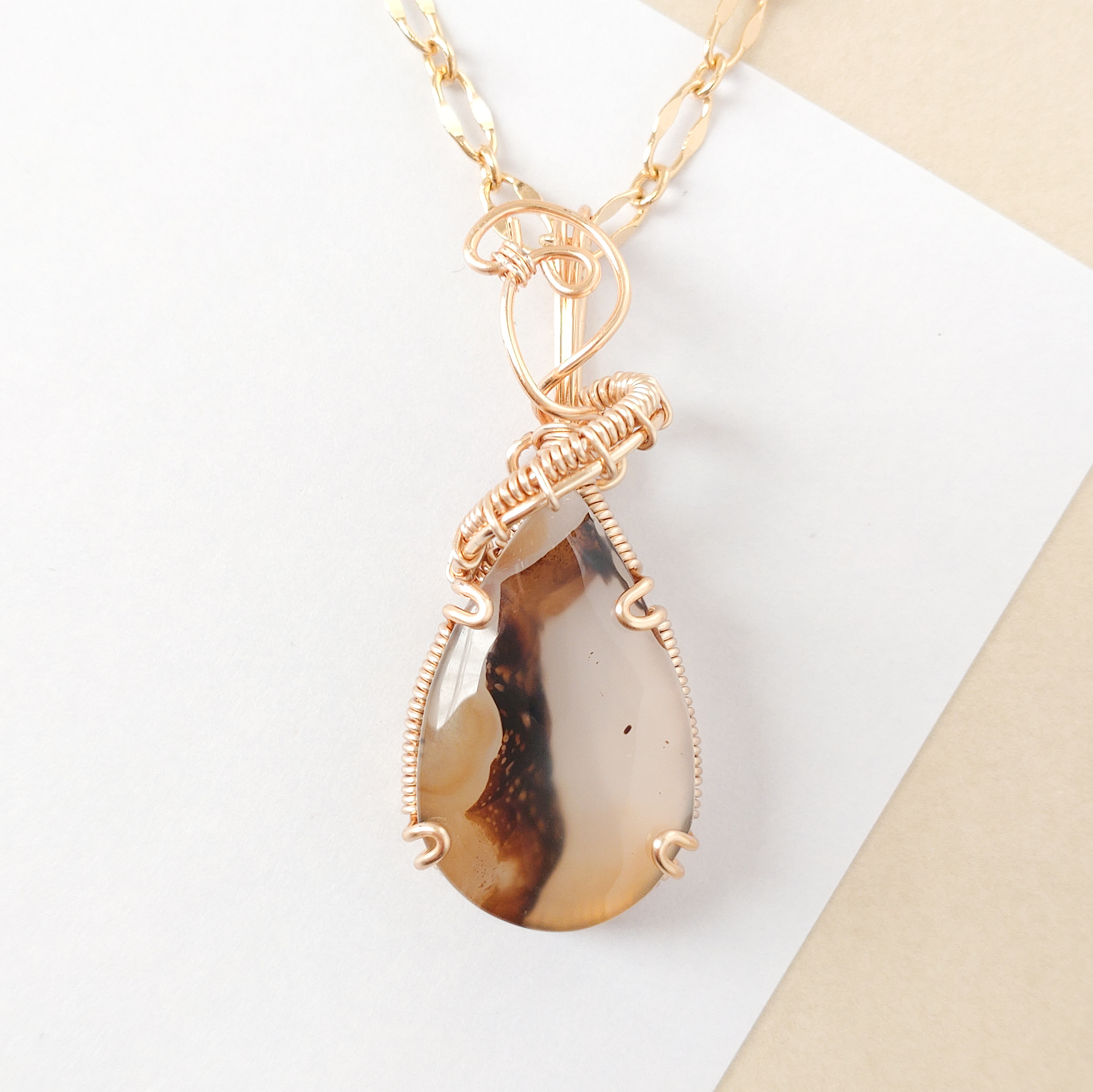 絵画のような模様が美しいモンタナアゲート爪留めペンダントトップ❅ワイヤーラッピング
