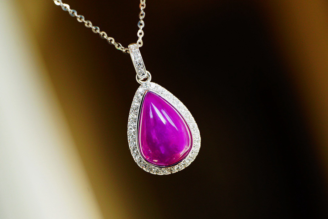 「紫陽花」K18 天然スギライト　天秤座の守護石　心地よい癒し　予防　可愛い　ペンダントのみ