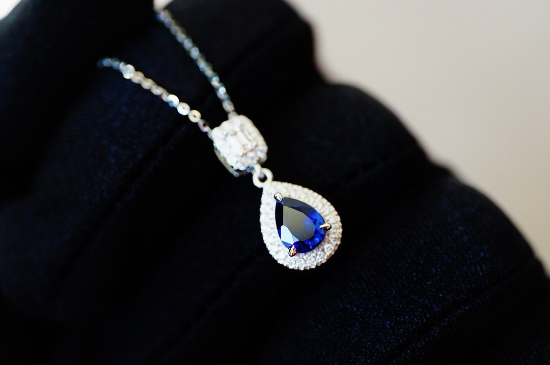 「ロイヤルブルー」K18  天然ロイヤルブルーサファイア　天然ダイヤモンド　9月誕生石 高貴　鑑定書付き　ペンダントのみ