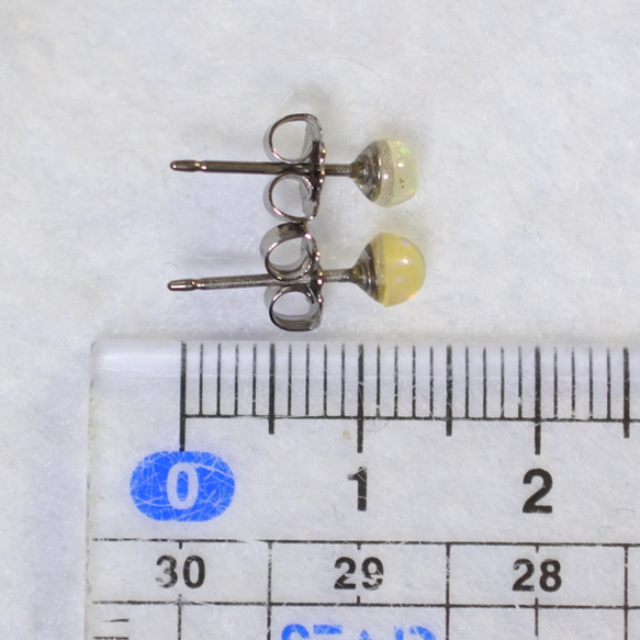(1 件) 珍貴蛋白石耳環（4 毫米，鈦柱） 第6張的照片