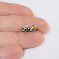 (1 件) 珍貴蛋白石耳環（4 毫米，鈦柱） 第5張的照片