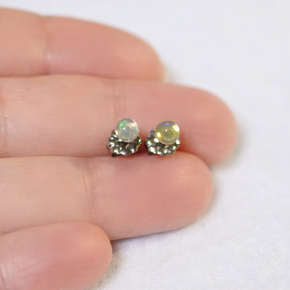 (1 件) 珍貴蛋白石耳環（4 毫米，鈦柱） 第5張的照片