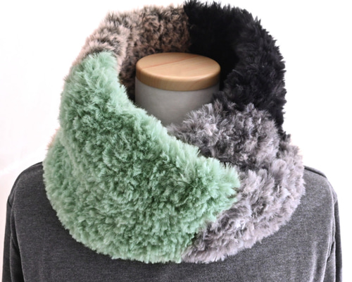 ミックス ファー＊クロス ネックウォーマー《ミントグリーン×ブラック