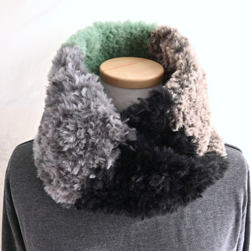 ミックス ファー＊クロス ネックウォーマー《ミントグリーン×ブラック