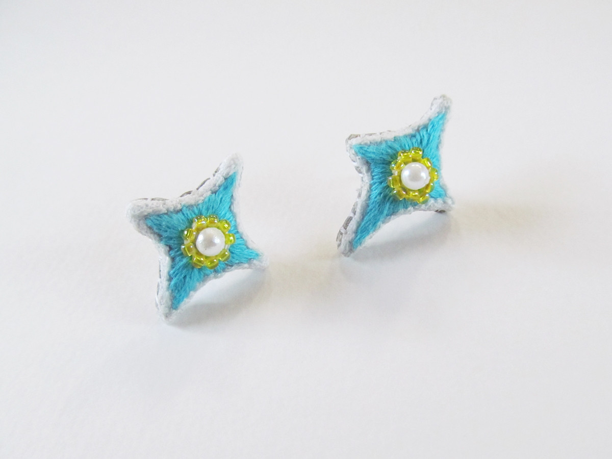 刺繍ピアス　HIKARI　ブルー