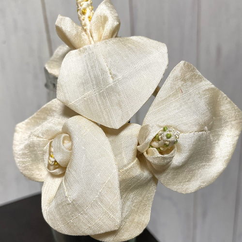 胡蝶蘭ヘッドドレス〜古布シルク・布花縫製（4個） ヘッドドレス