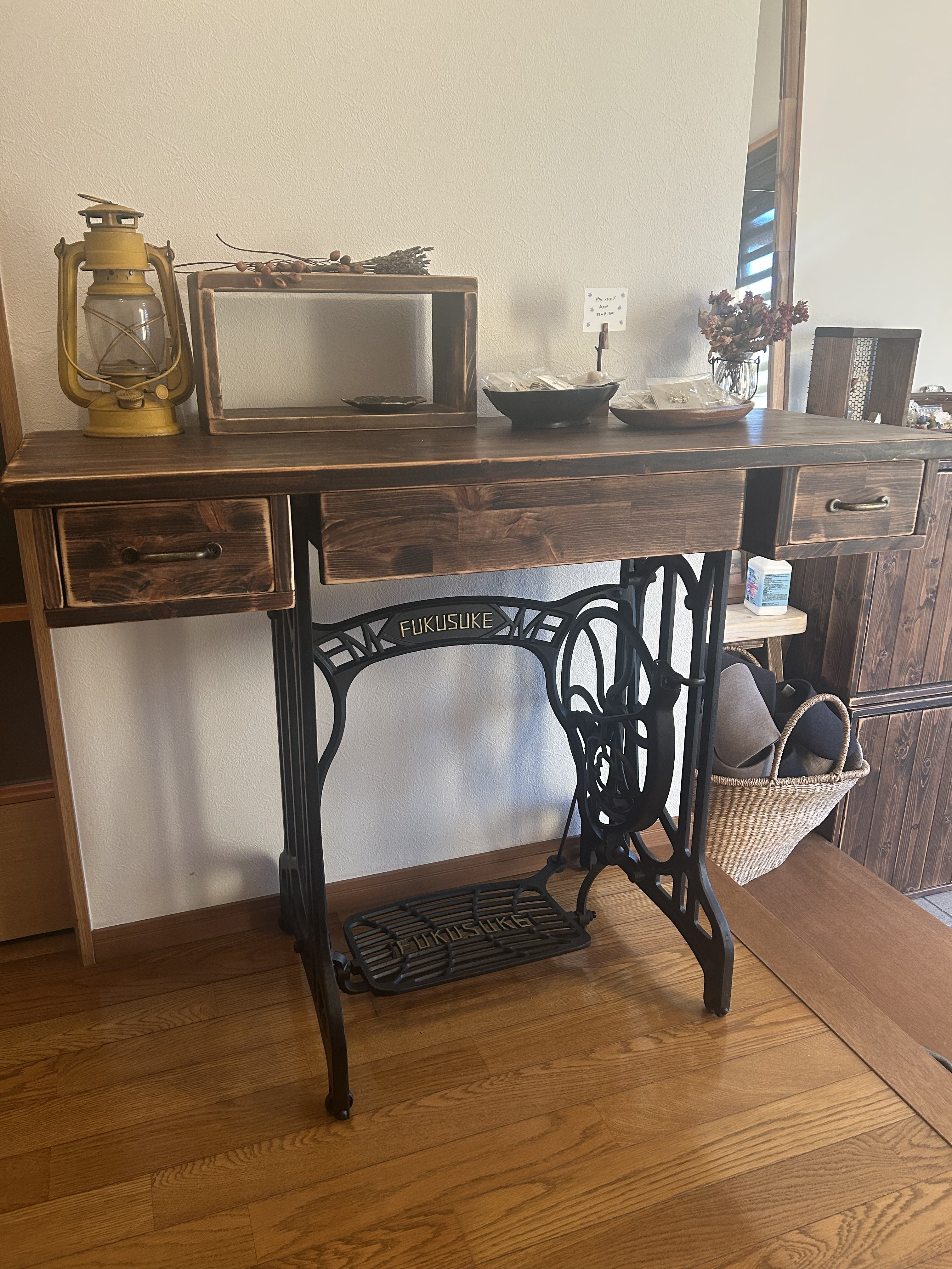 値下げ不可　アンティークで男前な檜でできたミシンテーブル　デスク　ドレッサー 一品物 アンティークで男前なミシンテーブル デスク ミシン台