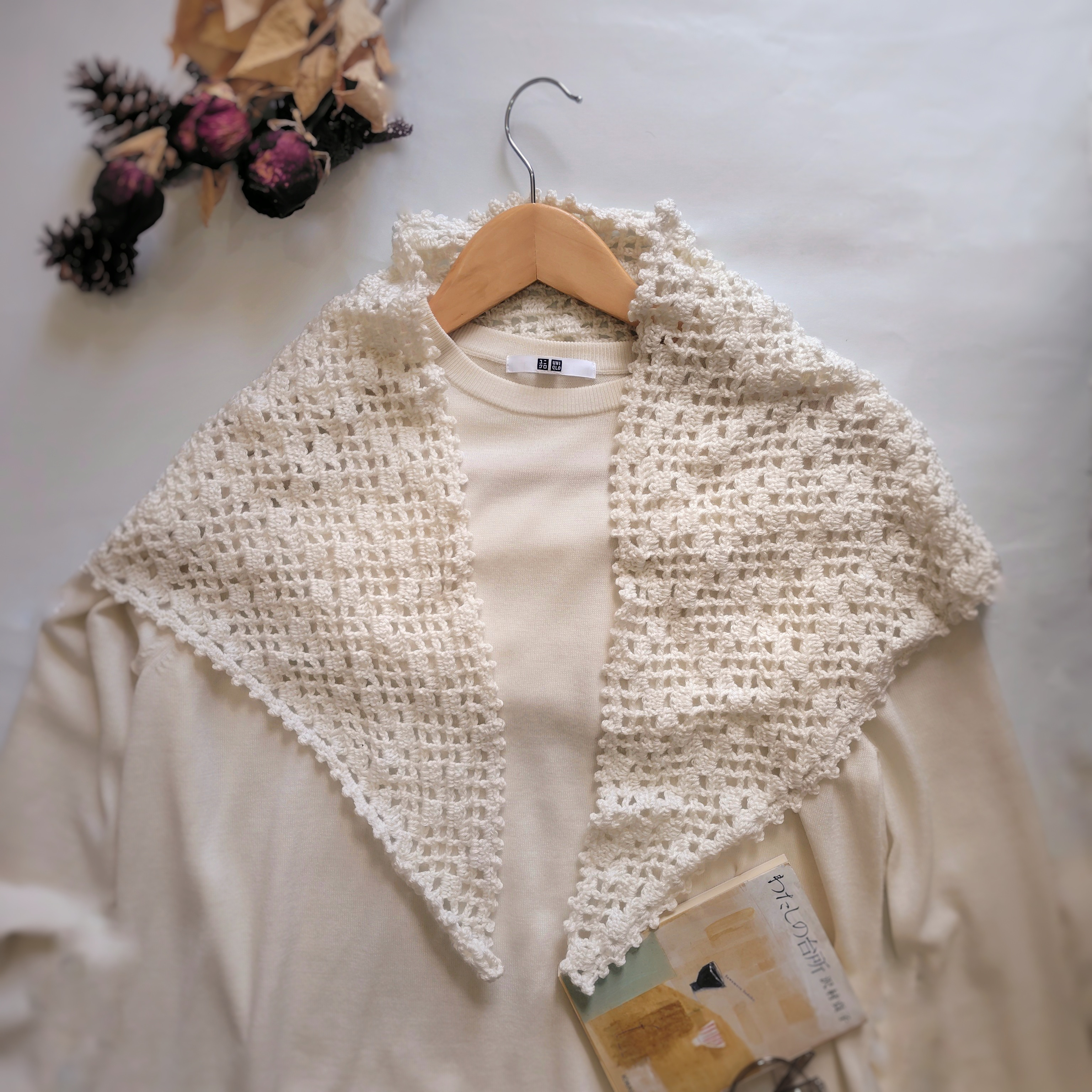 ◆在庫限り◆ダイヤ柄レース編みのホワイト三角ストール〈ギフトにも〉毛糸 ショール マフラー 手編み│ 白 ホワイト