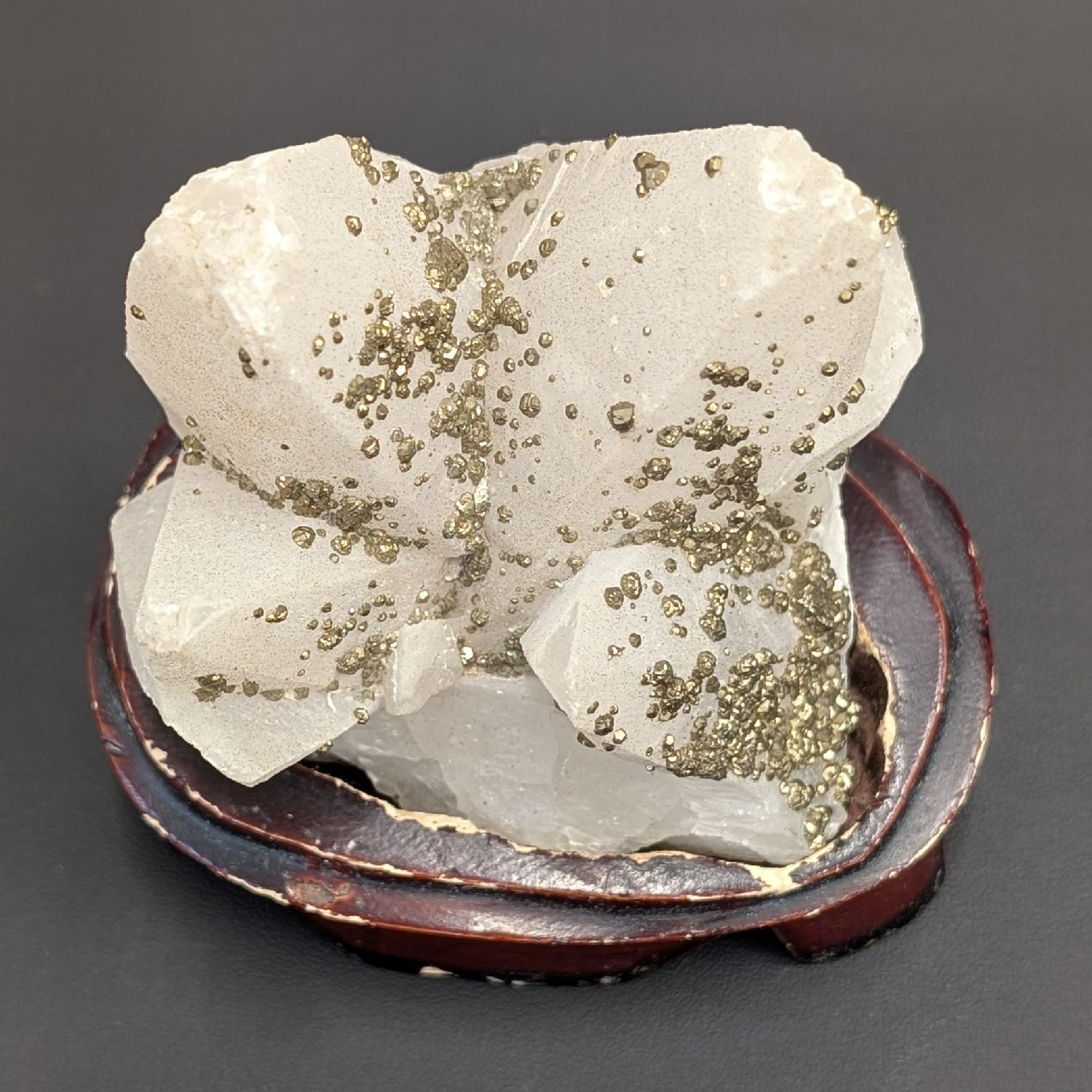 パイライト付フローライト ４３０ｇ pa2 希少な共生原石 脳や海馬を活性化させる オブジェ お守り効果 贈答品 ギフト 31,200円