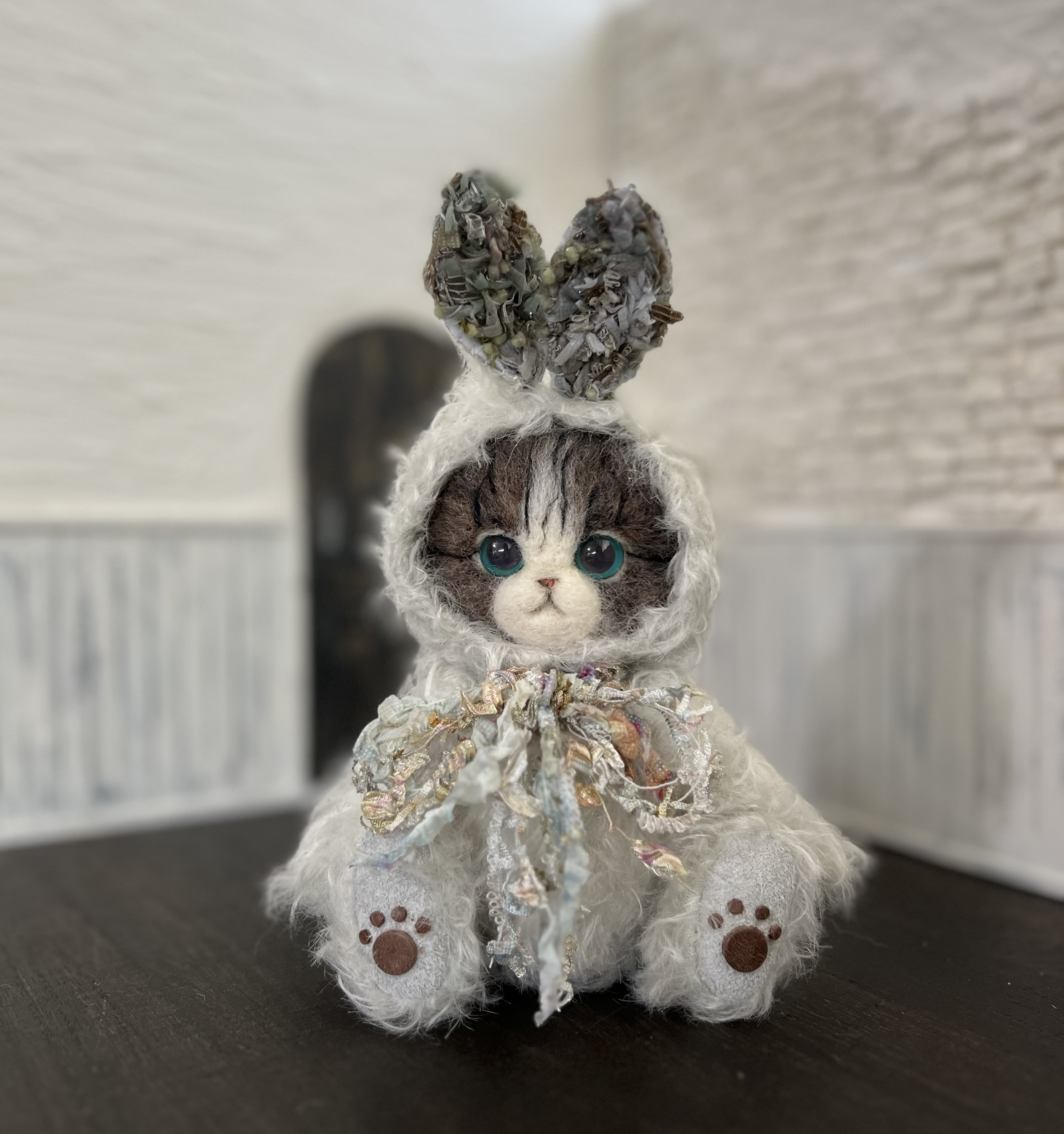 うさぎの着ぐるみを着たにゃんこ(くすみグリーン) テディベアタイプ　羊毛フェルト ねこ　ぬいぐるみ