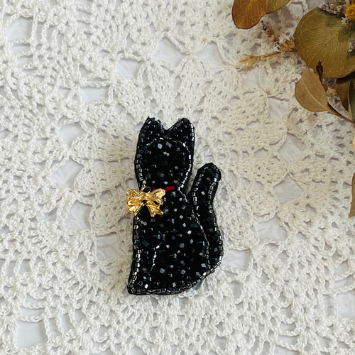 ビーズ刺繍のブローチ・ビジューの黒猫 ブローチ Little Plum