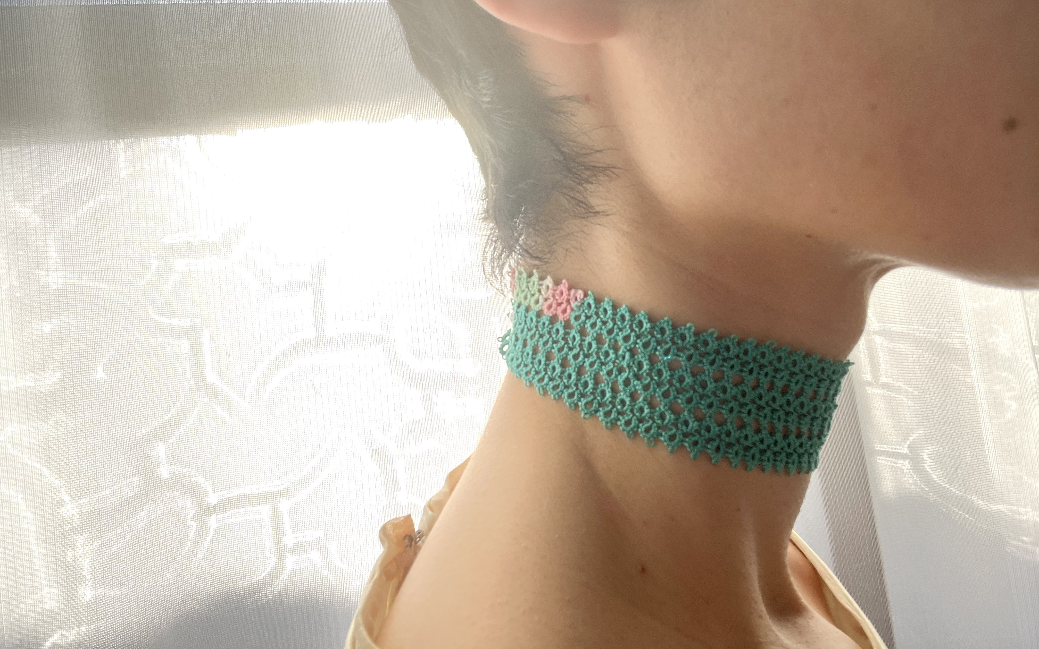 ターコイズグリーンに差し色カラフルチョーカー(robel)　金属フリー　コットン１００