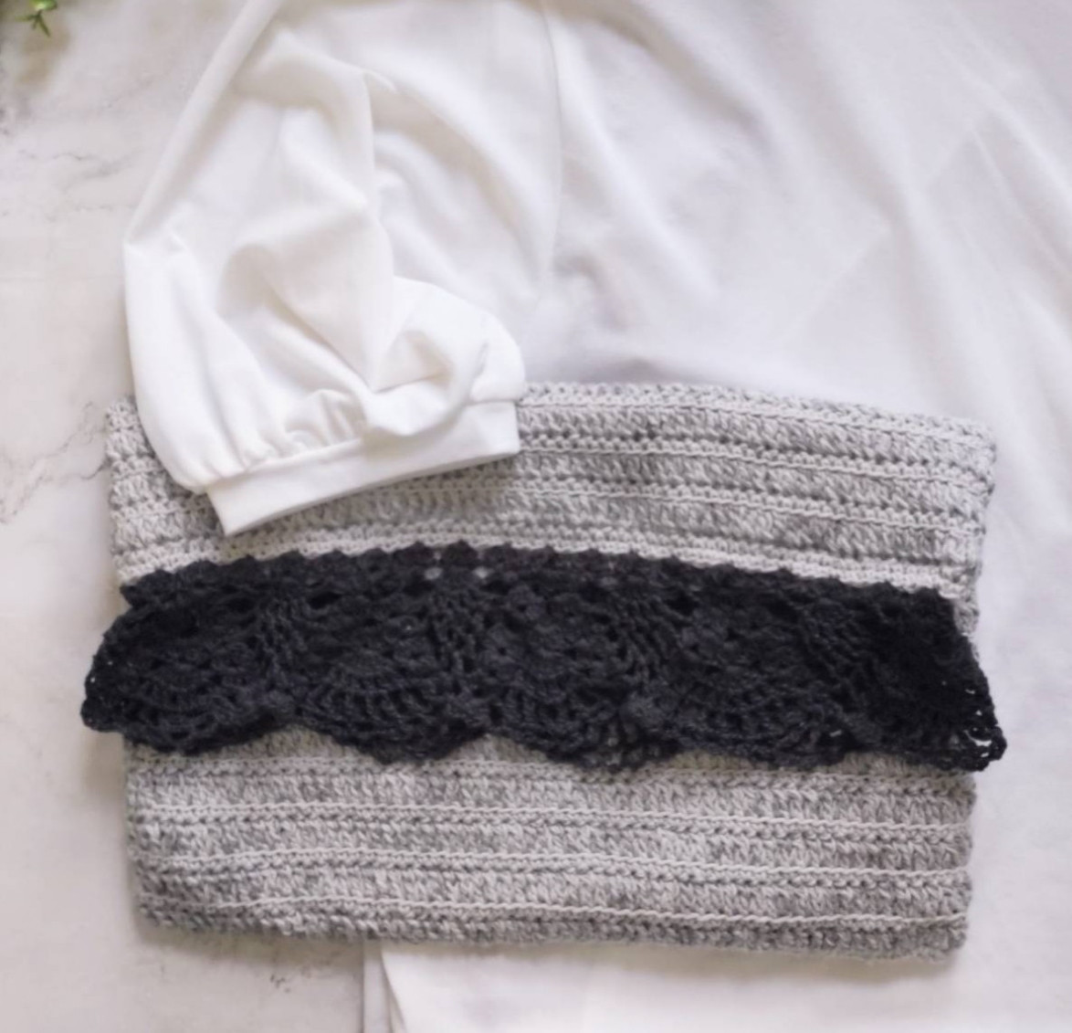 ☘️‪‬裏地もおしゃれなクラッチバッグにもなる手編みレース付きトートバッグ   グレー 灰色 かぎ針編み