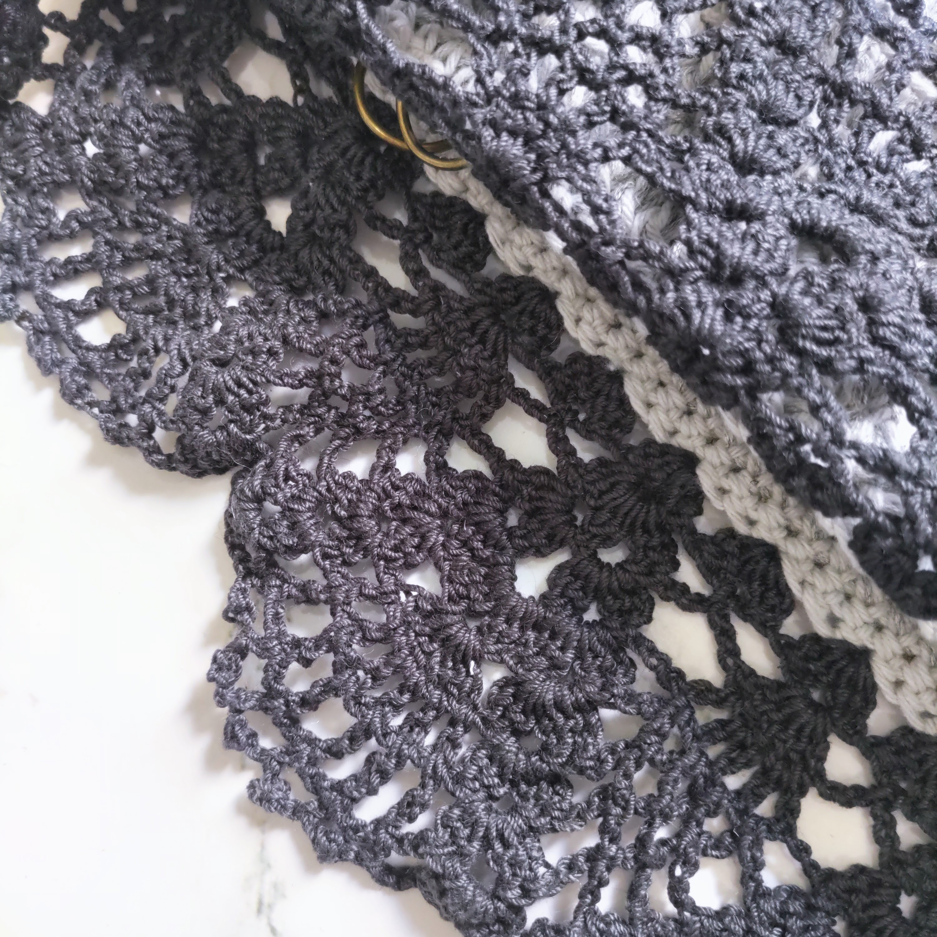 ☘️‪‬裏地もおしゃれなクラッチバッグにもなる手編みレース付きトートバッグ   グレー 灰色 かぎ針編み