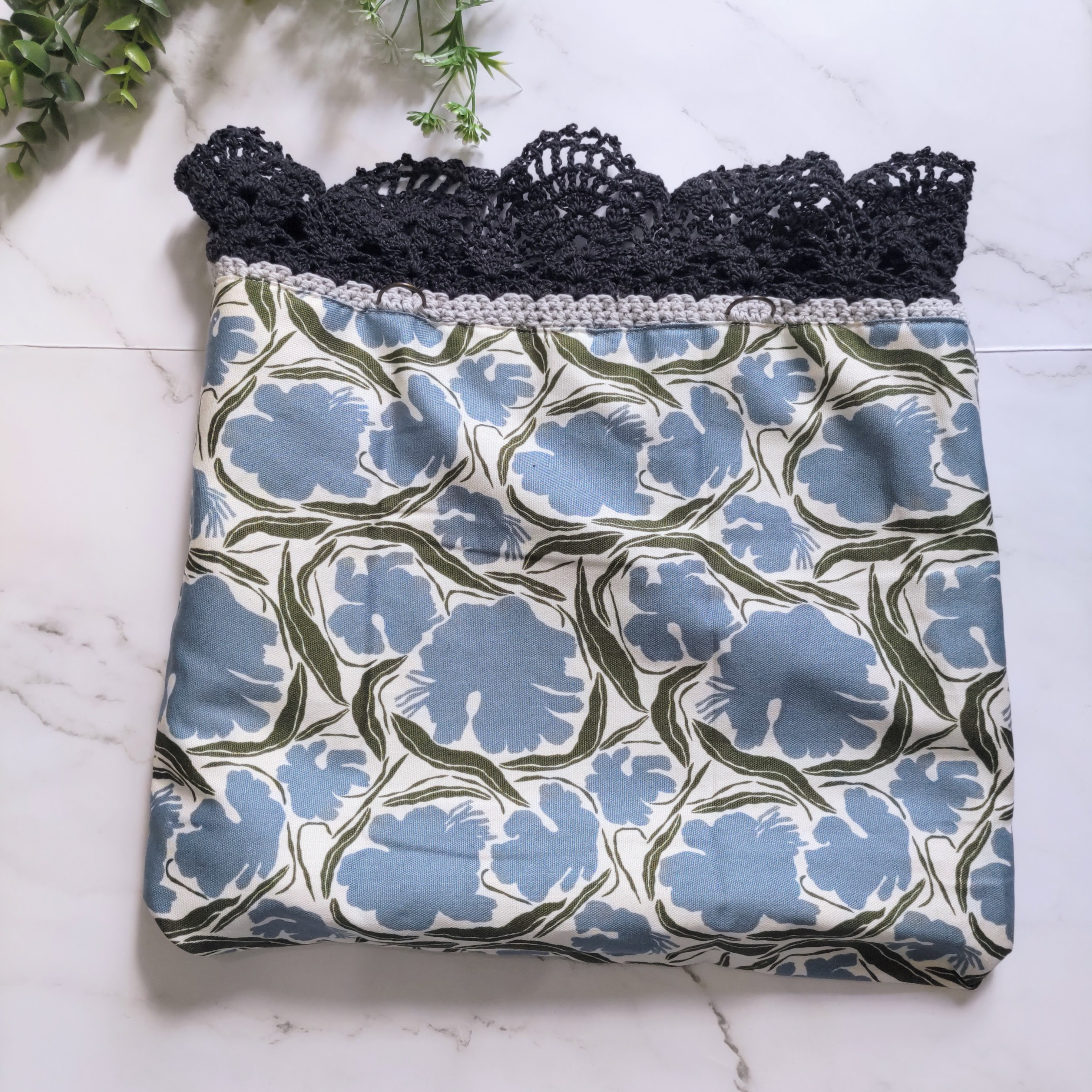 ☘️‪‬裏地もおしゃれなクラッチバッグにもなる手編みレース付きトートバッグ   グレー 灰色 かぎ針編み