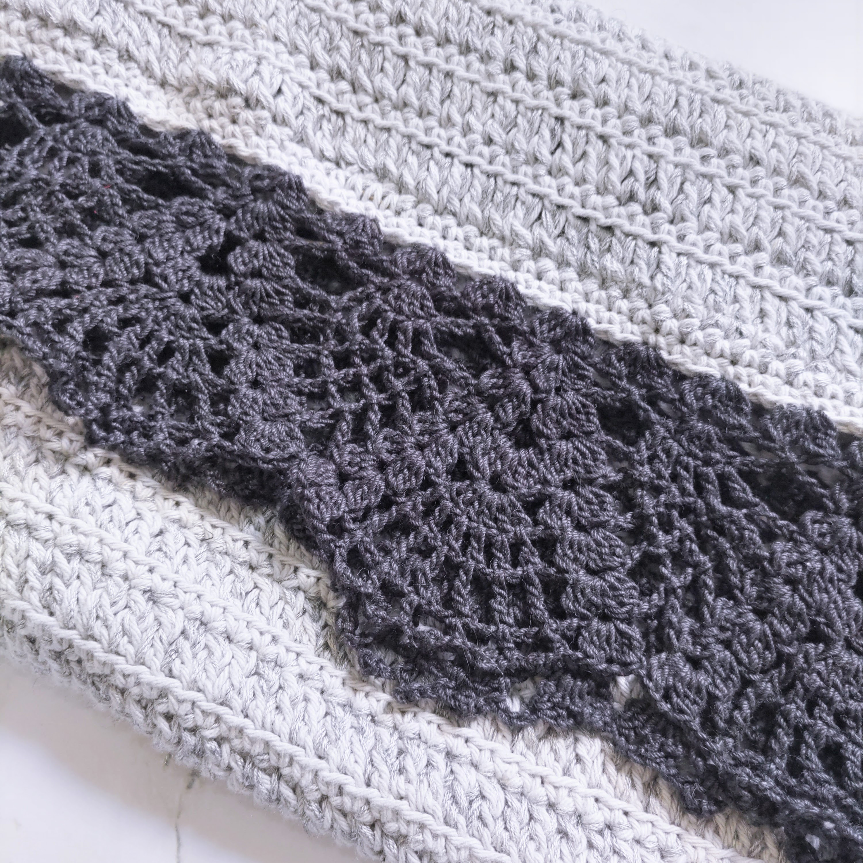 ☘️‪‬裏地もおしゃれなクラッチバッグにもなる手編みレース付きトートバッグ   グレー 灰色 かぎ針編み