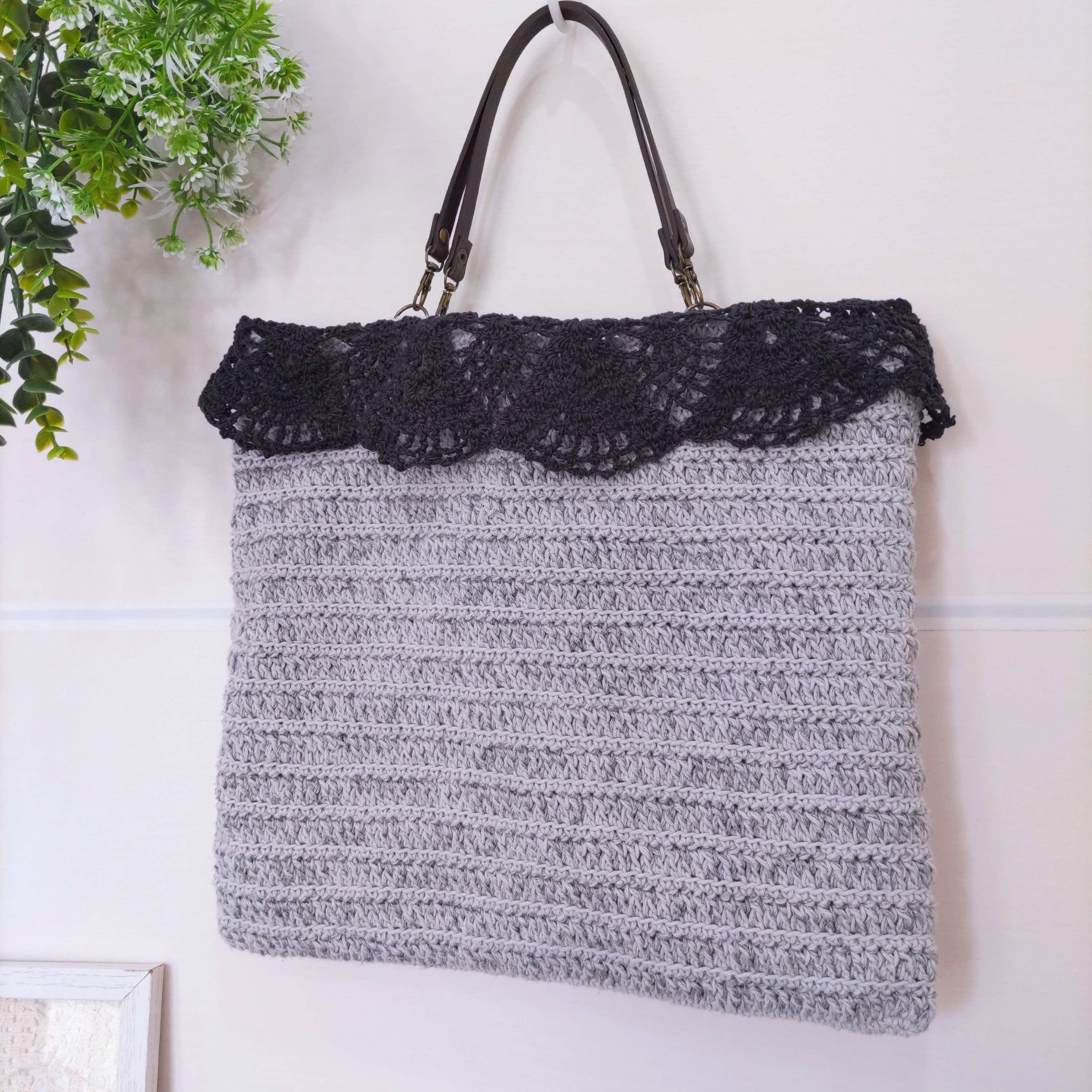 ☘️‪‬裏地もおしゃれなクラッチバッグにもなる手編みレース付きトートバッグ   グレー 灰色 かぎ針編み