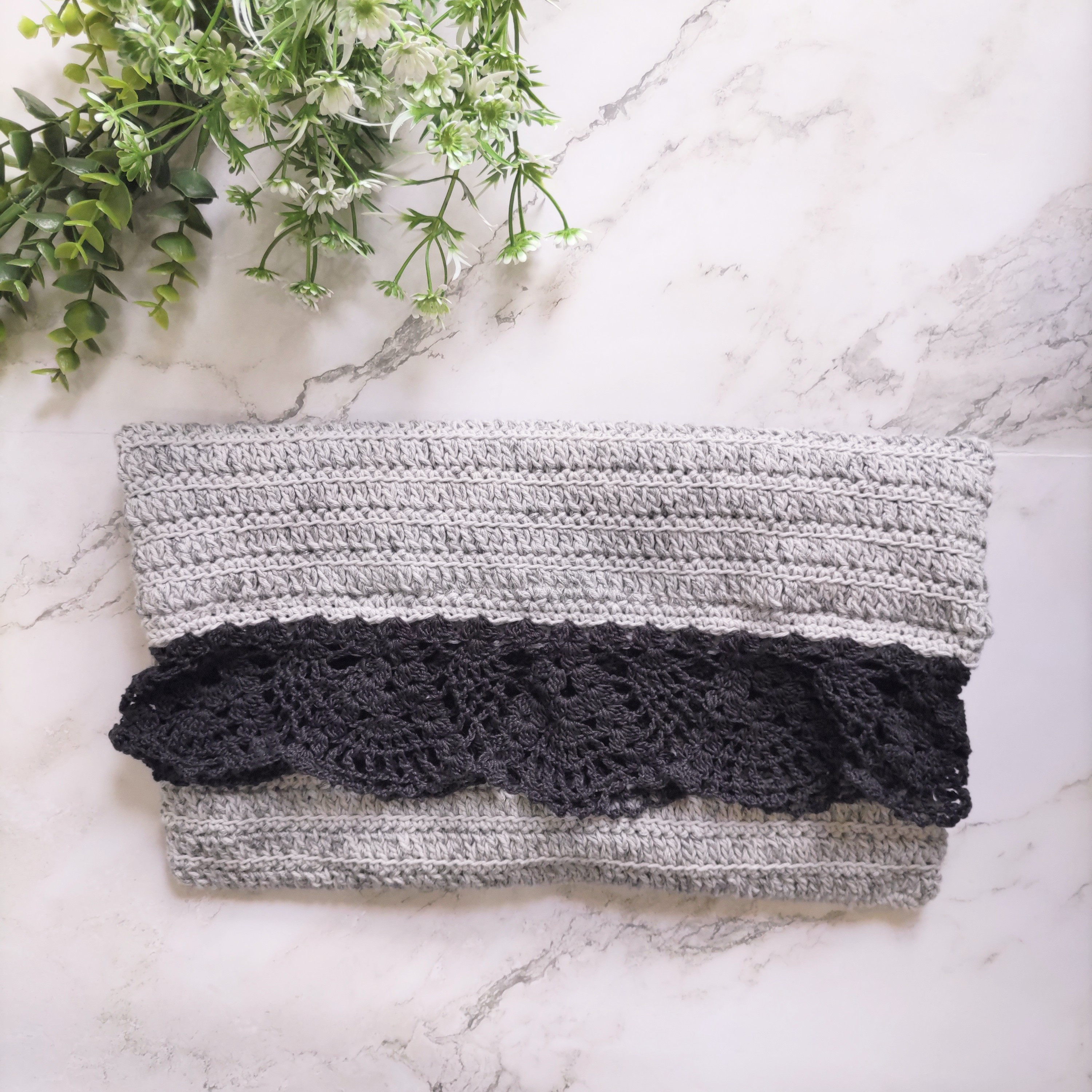 ☘️‪‬裏地もおしゃれなクラッチバッグにもなる手編みレース付きトートバッグ   グレー 灰色 かぎ針編み