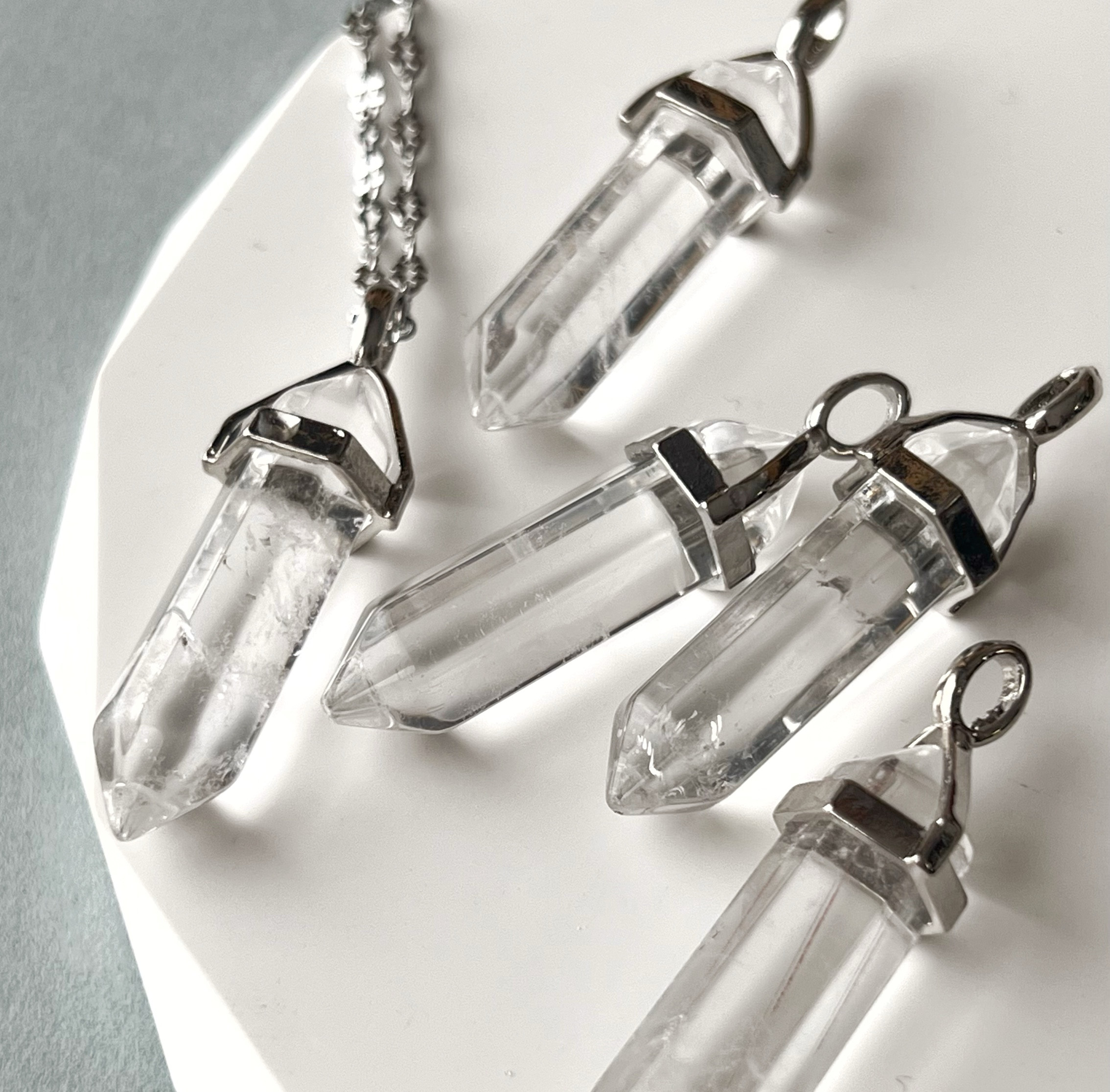 【JORIE】ニット・ブラウス映え！不器用さんでも大丈夫❤️　クリスタルプリズムネックレス　サージカルステンレス刻印