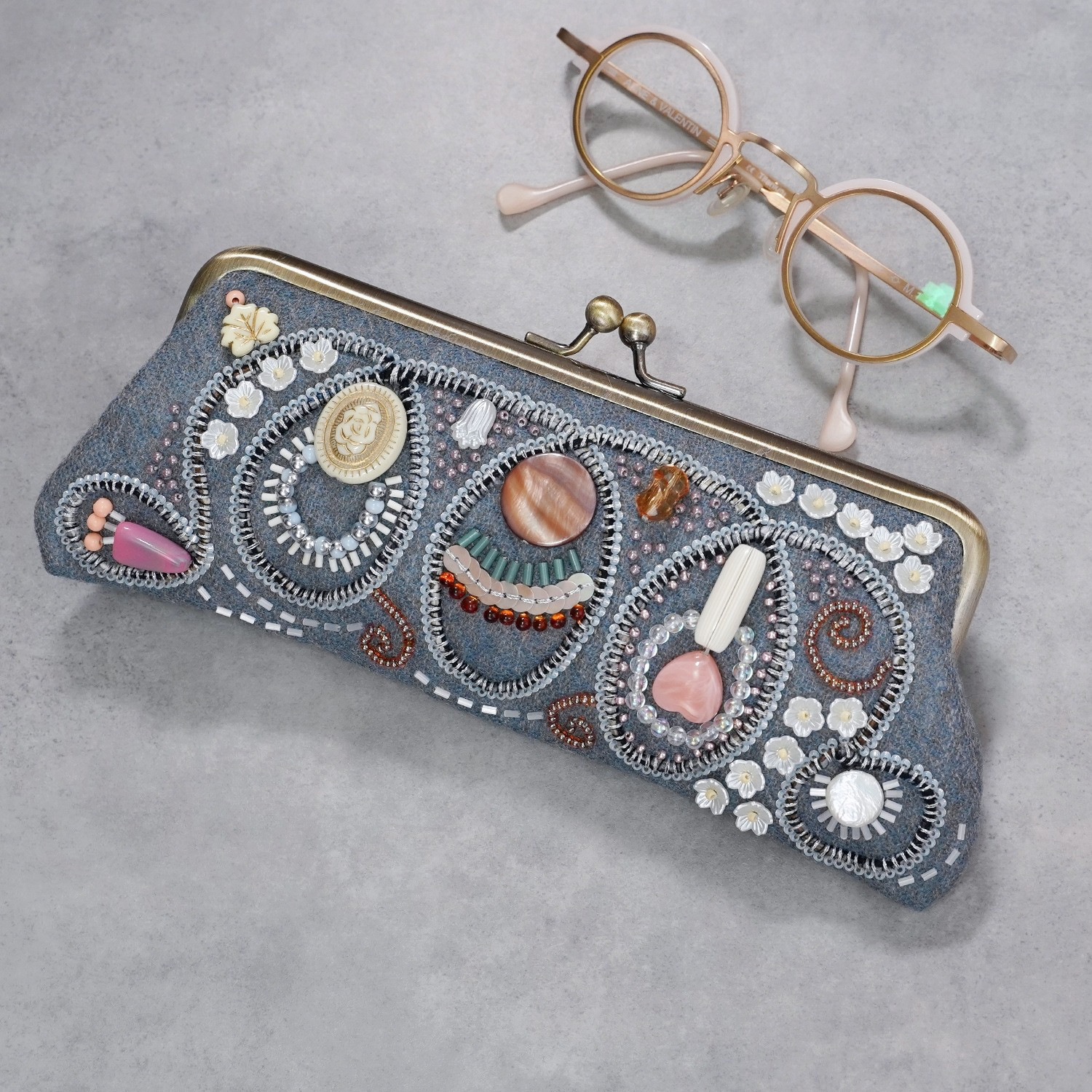 ビーズ刺繍のがま口眼鏡ケース・ペンケース No.19｜ブルーグレー×ビーズ刺繍｜一点もの｜母の日・敬老の日ギフトに