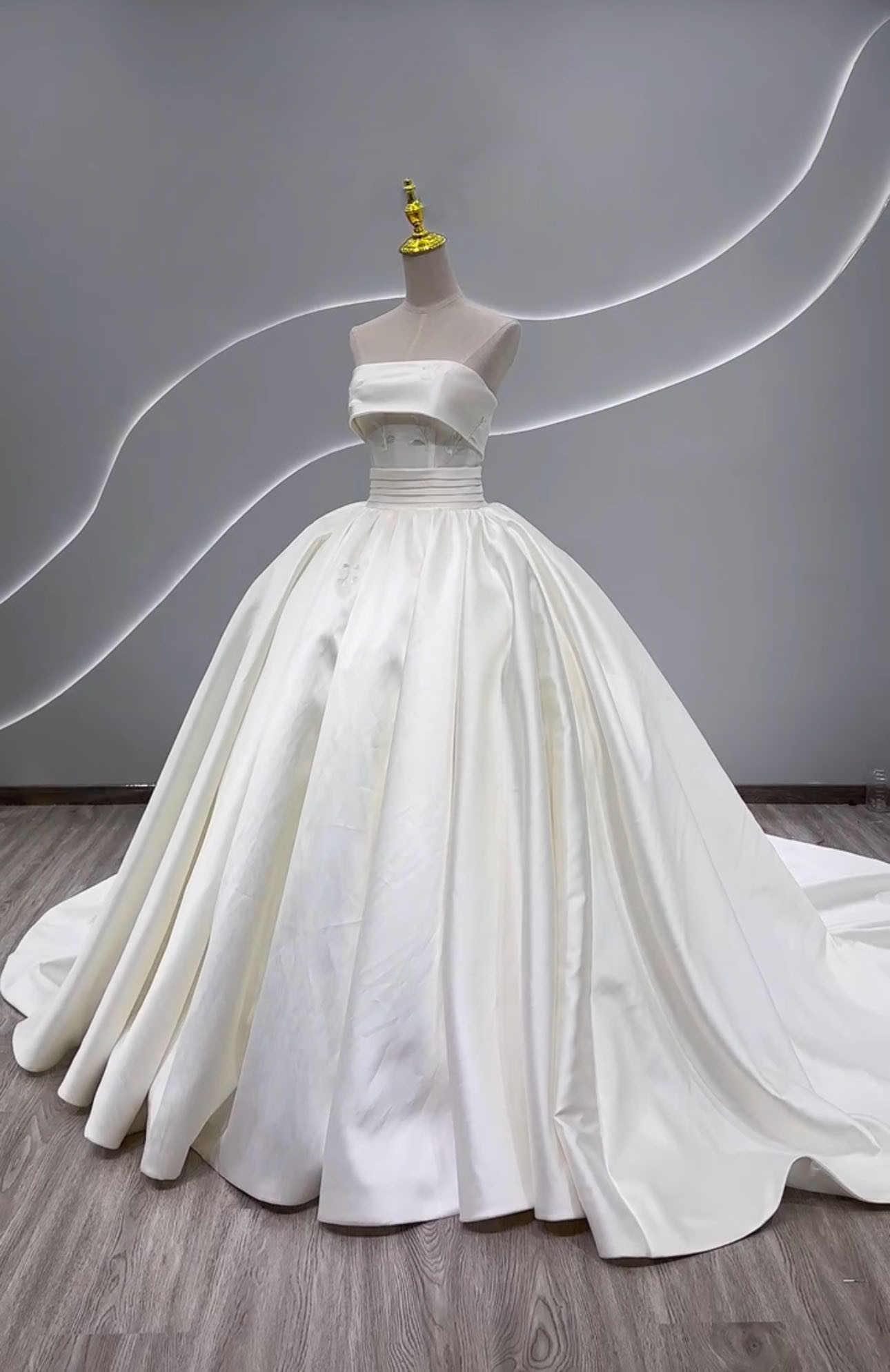 憧れのドレス　オフホワイト　ビスチェライン　高級サテン　プリンセスライン　ボリューム　胸立体感　編み上げ　結婚式前撮り