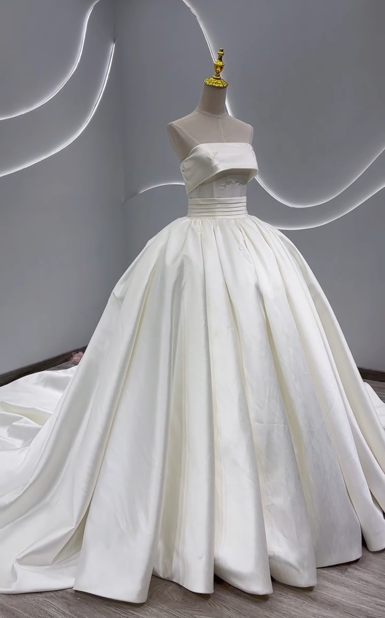 憧れのドレス　オフホワイト　ビスチェライン　高級サテン　プリンセスライン　ボリューム　胸立体感　編み上げ　結婚式前撮り