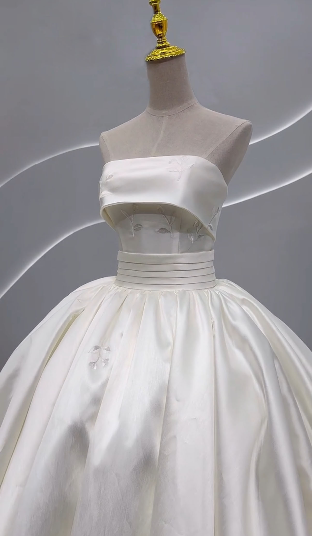 憧れのドレス　オフホワイト　ビスチェライン　高級サテン　プリンセスライン　ボリューム　胸立体感　編み上げ　結婚式前撮り