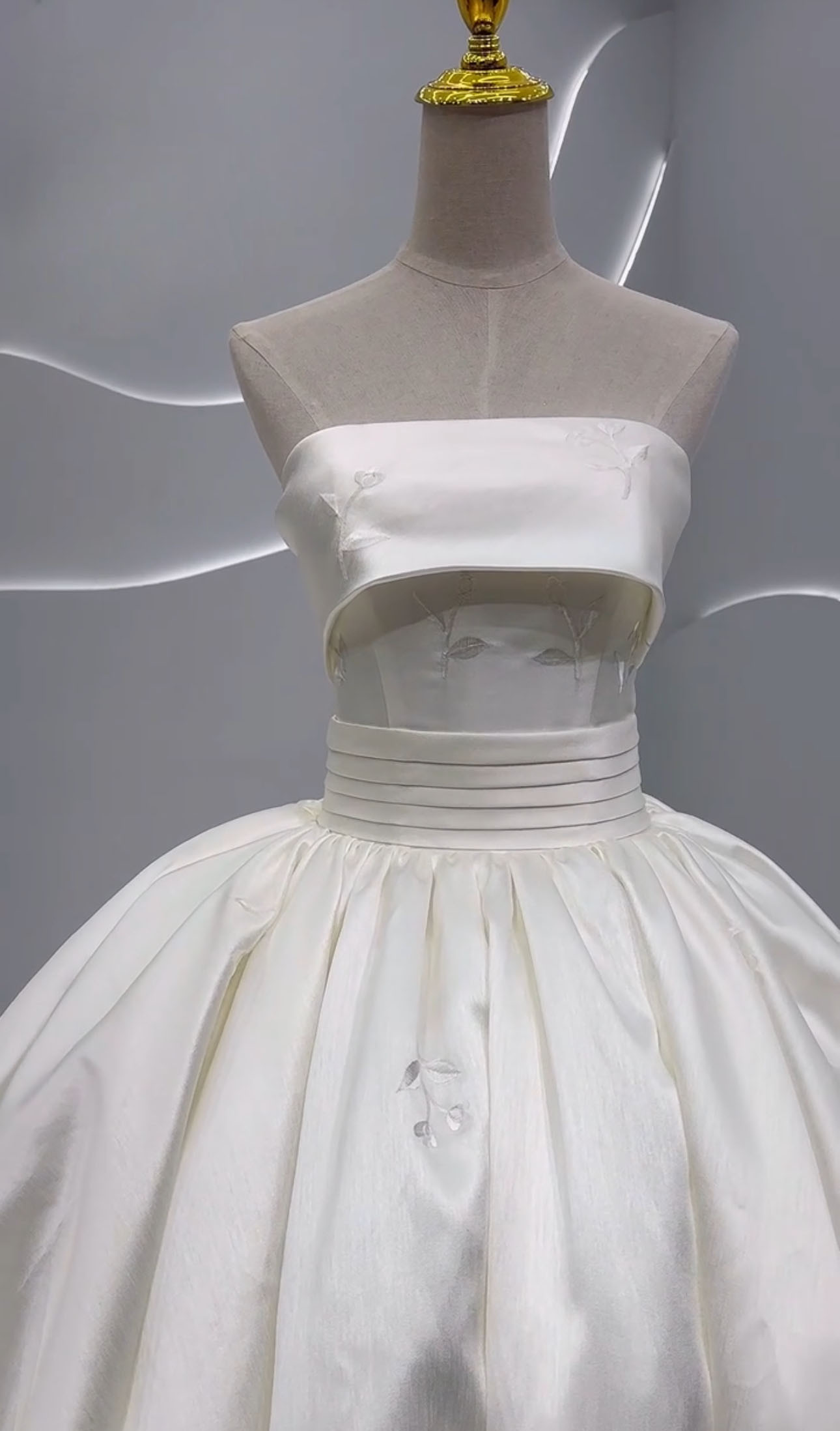 憧れのドレス　オフホワイト　ビスチェライン　高級サテン　プリンセスライン　ボリューム　胸立体感　編み上げ　結婚式前撮り