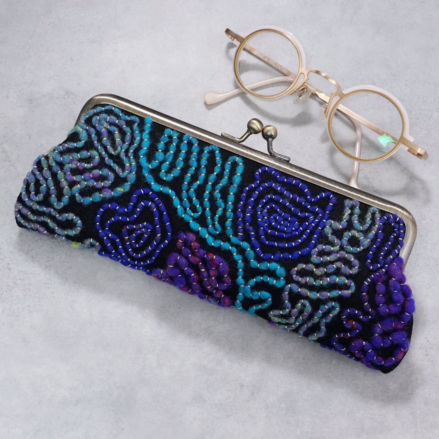 がま口ペン・眼鏡ケース No.2｜煙モチーフ｜ビーズ刺繍｜ブルー×黒｜両面刺繍｜敬老の日ギフト・一点もの