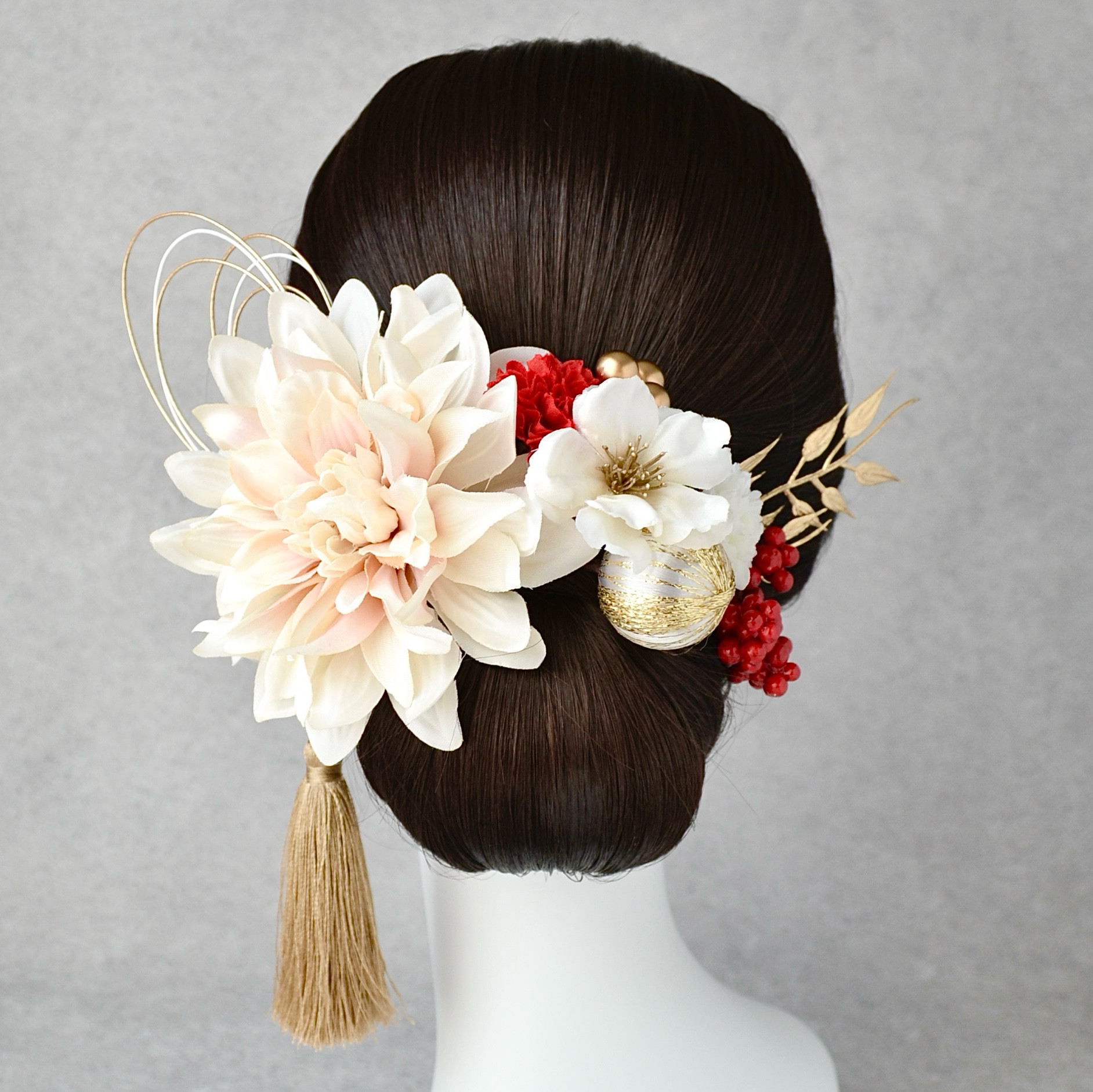 【選べるタッセル◎大輪ダリアの髪飾り｜淡色・白・赤】卒業式　袴　白無垢　色打掛　結婚式　成人式　和装　振袖　水引