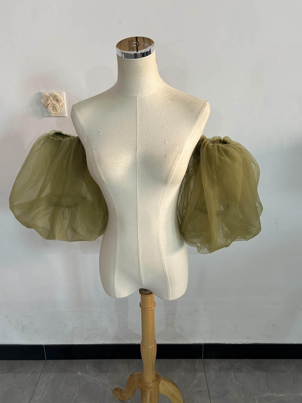 深めな緑 パフスリーブ ストレッチ ソフトチュール 取り外し袖 披露宴