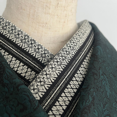 半衿 ちりめん すっきり献上 黒 縦 博多織の柄 半襟 縮緬 白 黒 和装