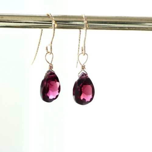 深い赤のシックな14kgfインド産ロードライトガーネットピアス 雫
