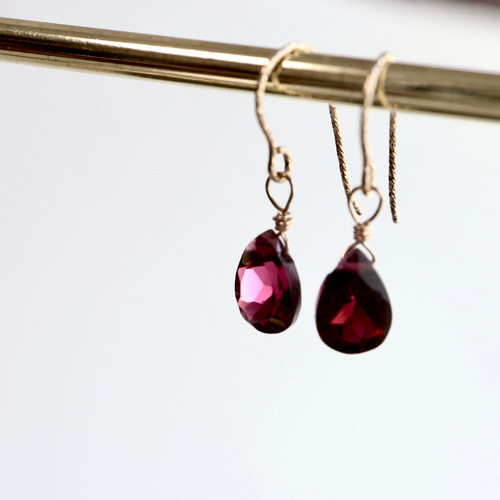 深い赤のシックな14kgfインド産ロードライトガーネットピアス 雫