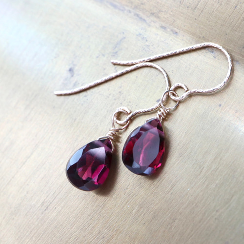 深い赤のシックな14kgfインド産ロードライトガーネットピアス 雫