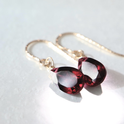 深い赤のシックな14kgfインド産ロードライトガーネットピアス 雫