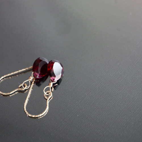 深い赤のシックな14kgfインド産ロードライトガーネットピアス 雫